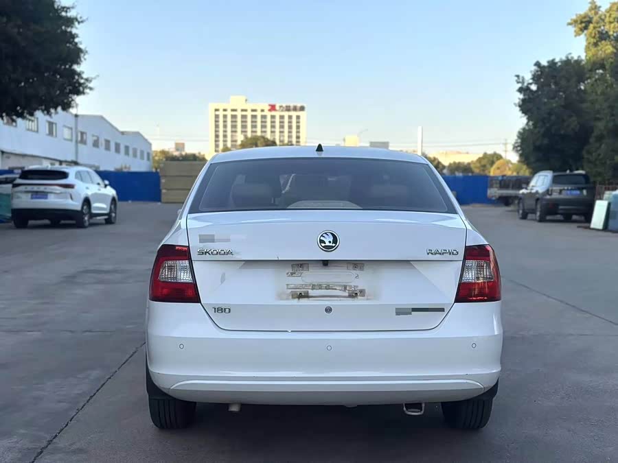 Skoda Rapid 2017 car image #6