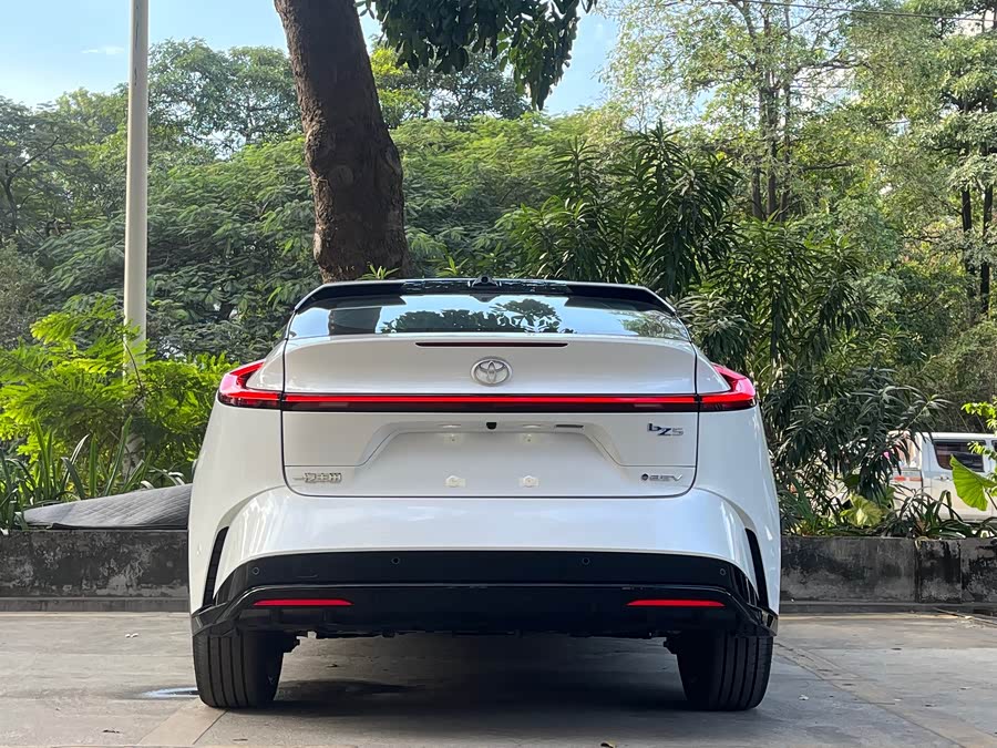 Toyota bZ5 2025 immagine di auto #6