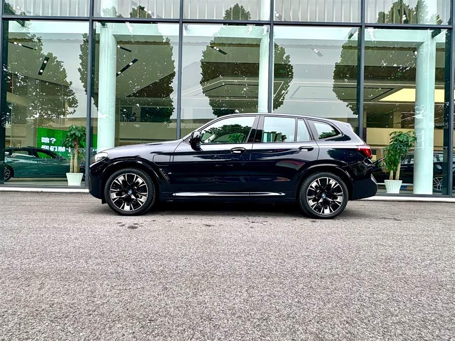 BMW iX3 2025 car image #6