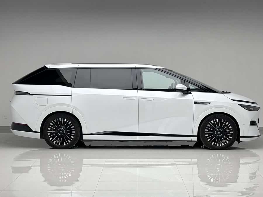 Xpeng X9 2025 صورة سيارة #6