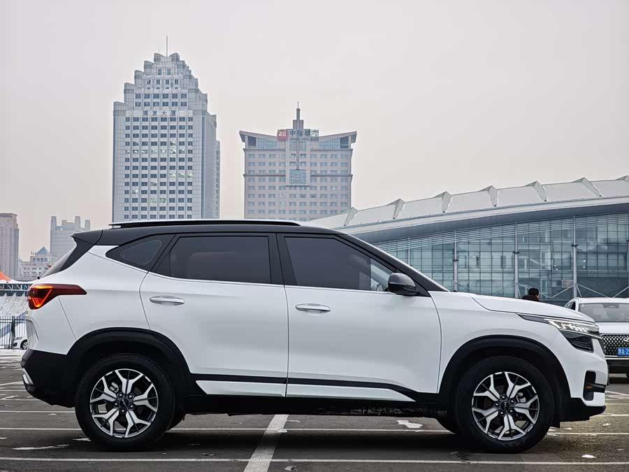 Kia Stonic 2021 car image #6