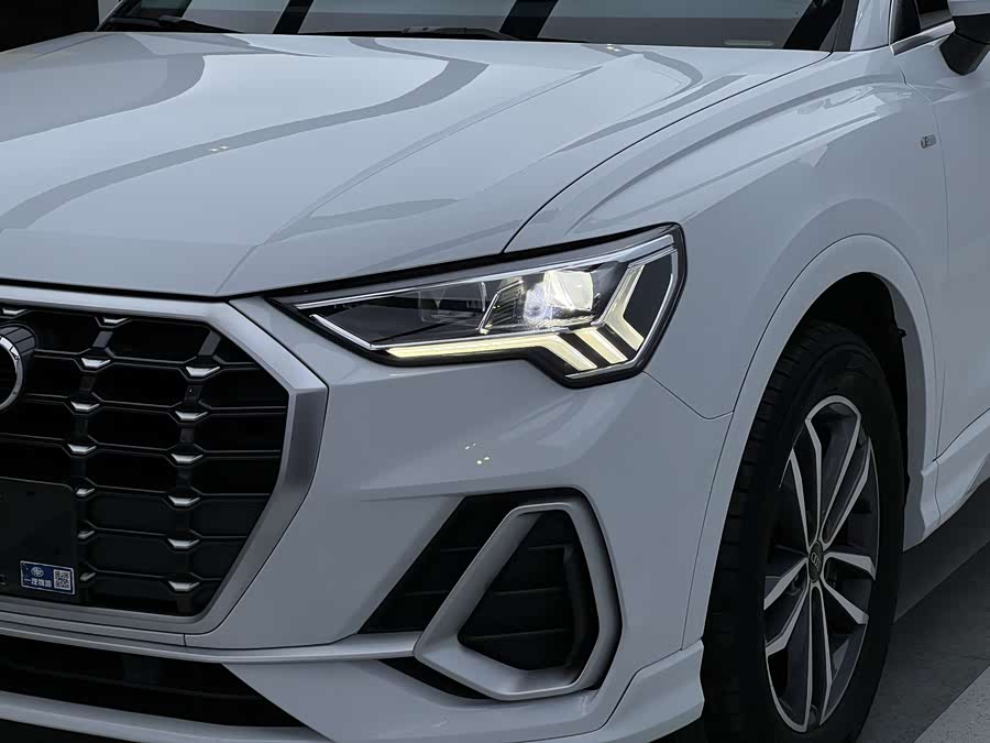 Audi Q3 2022 car image #6