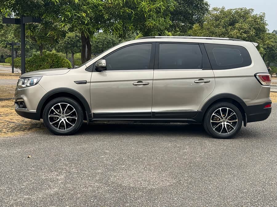 Forthing SX6 2017 car image #6