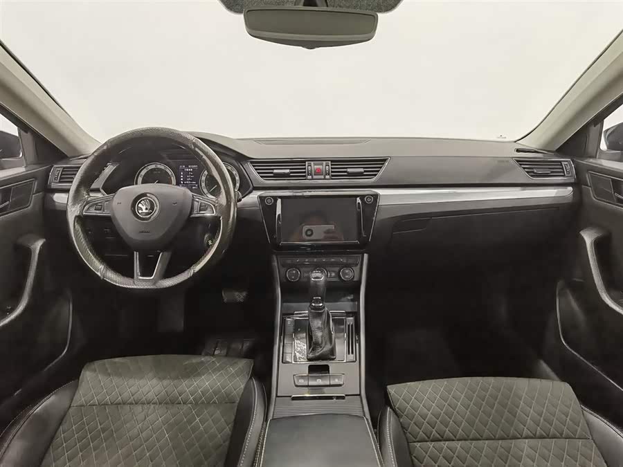 Skoda Superb 2018 car image #6