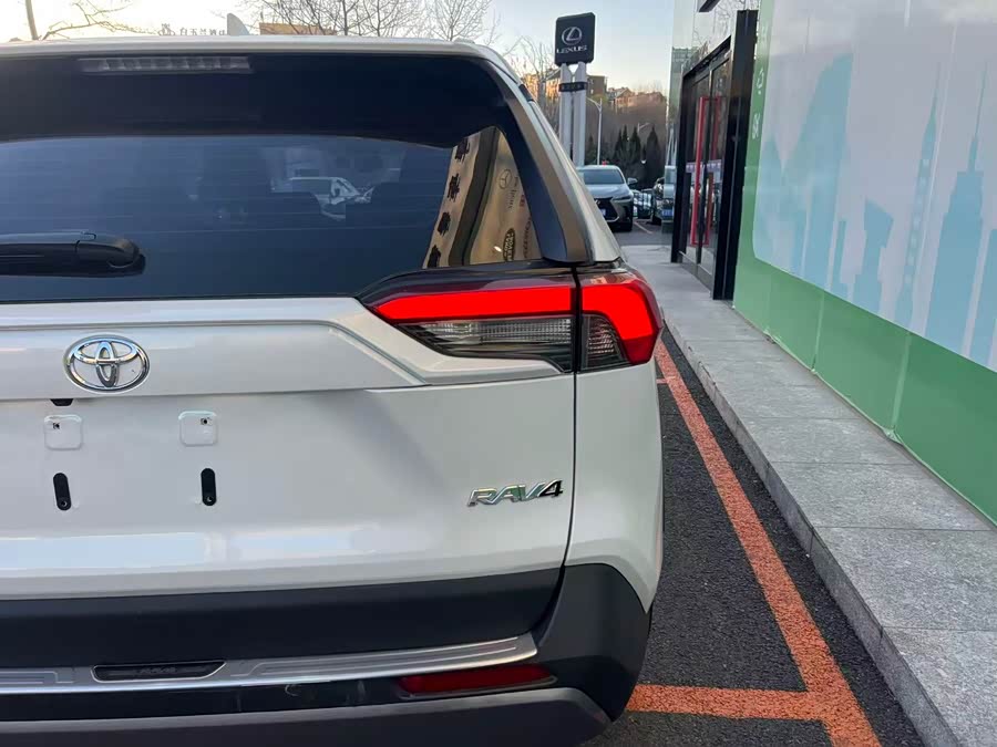 Toyota RAV4 2021 صورة سيارة #6