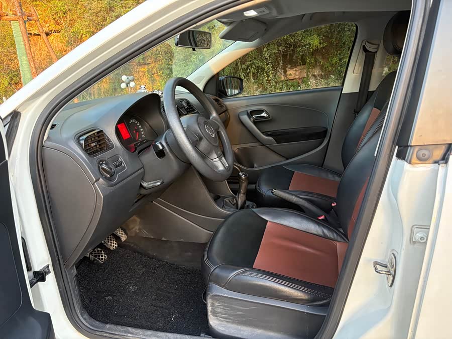 Volkswagen Polo 2014 car image #6