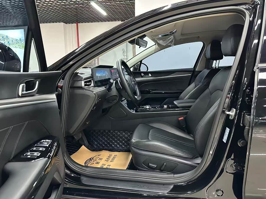 Kia K5 2023 car image #6