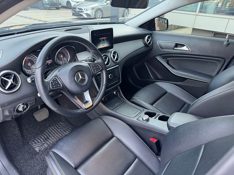 Mercedes-Benz GLA Class 2017 immagine di auto #6