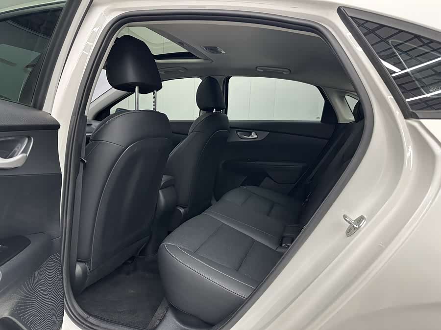 Kia K3 2023 car image #6