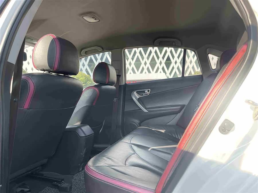 Soueast V6 Lingshi 2015 #6 Soueast V6 Lingshi 2015 car image #6