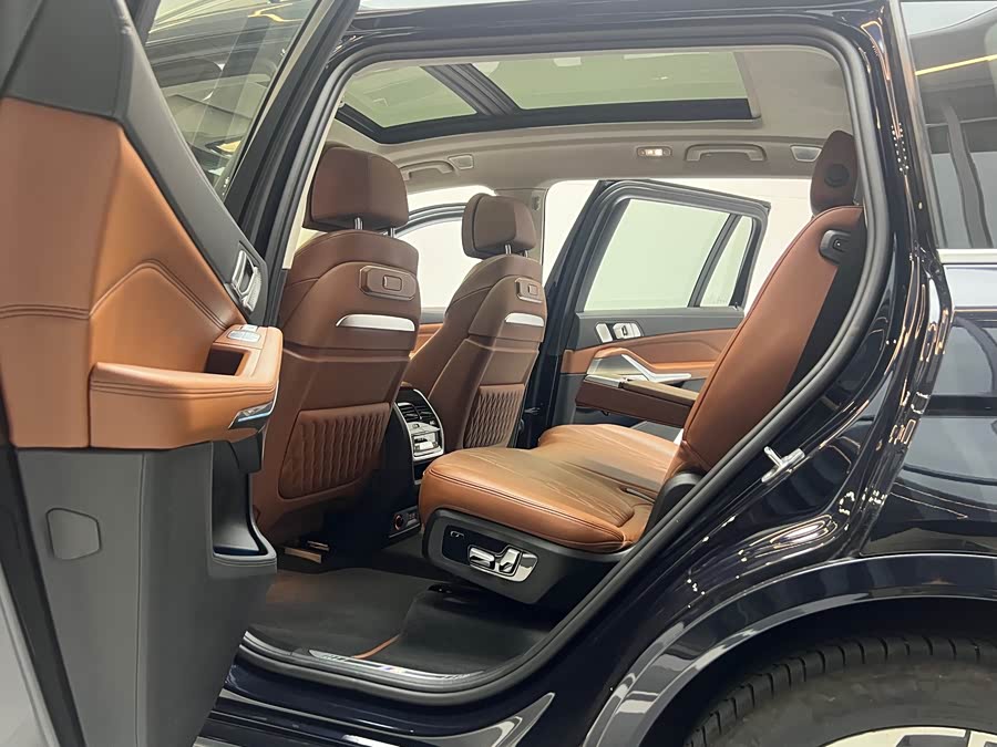 BMW X7 2024 car image #6