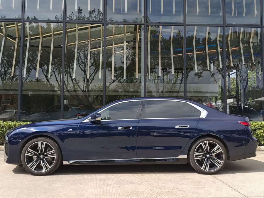BMW 7 Series 2024 car image #6