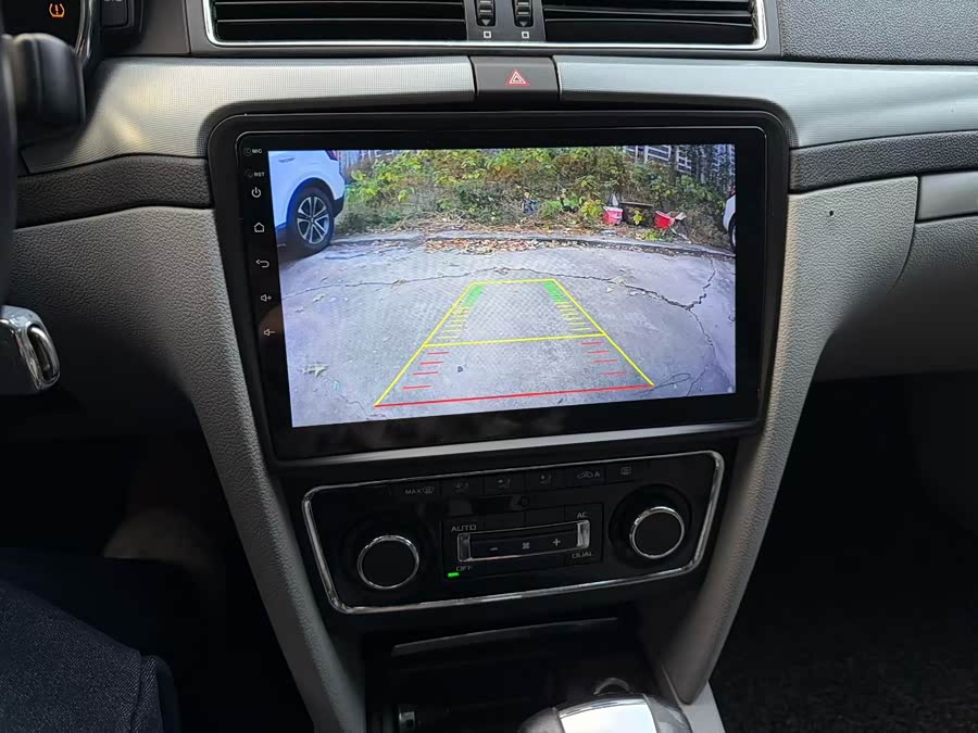 Skoda Superb 2010 car image #6