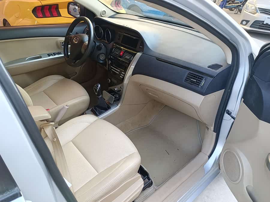 Great Wall C30 2012 car image #6