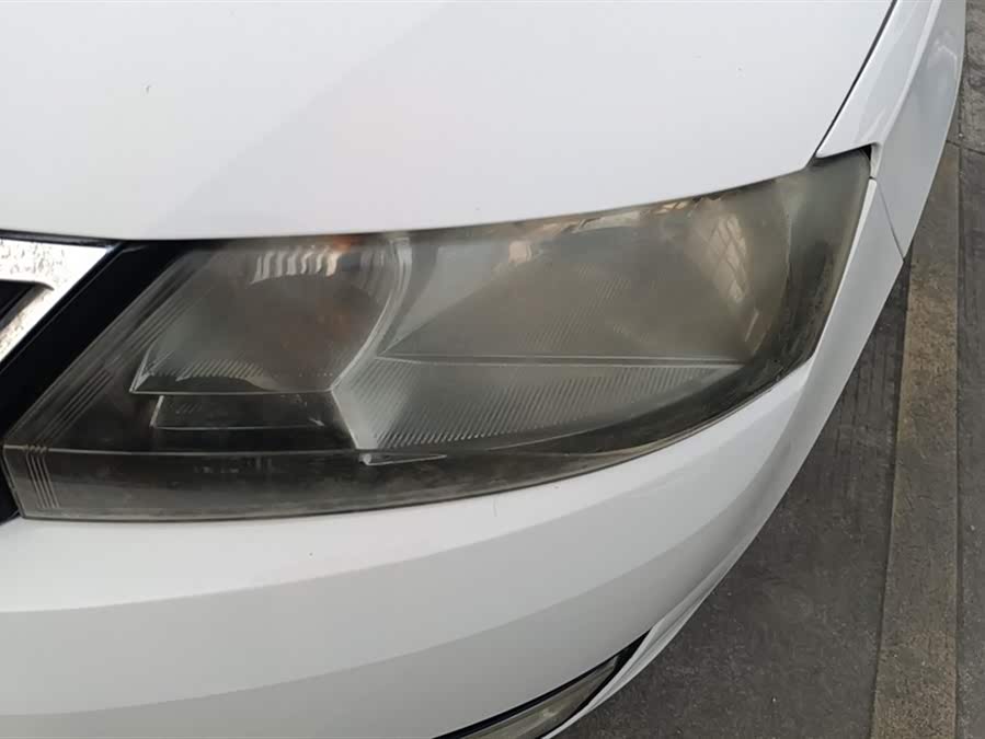 Skoda Rapid 2015 car image #6