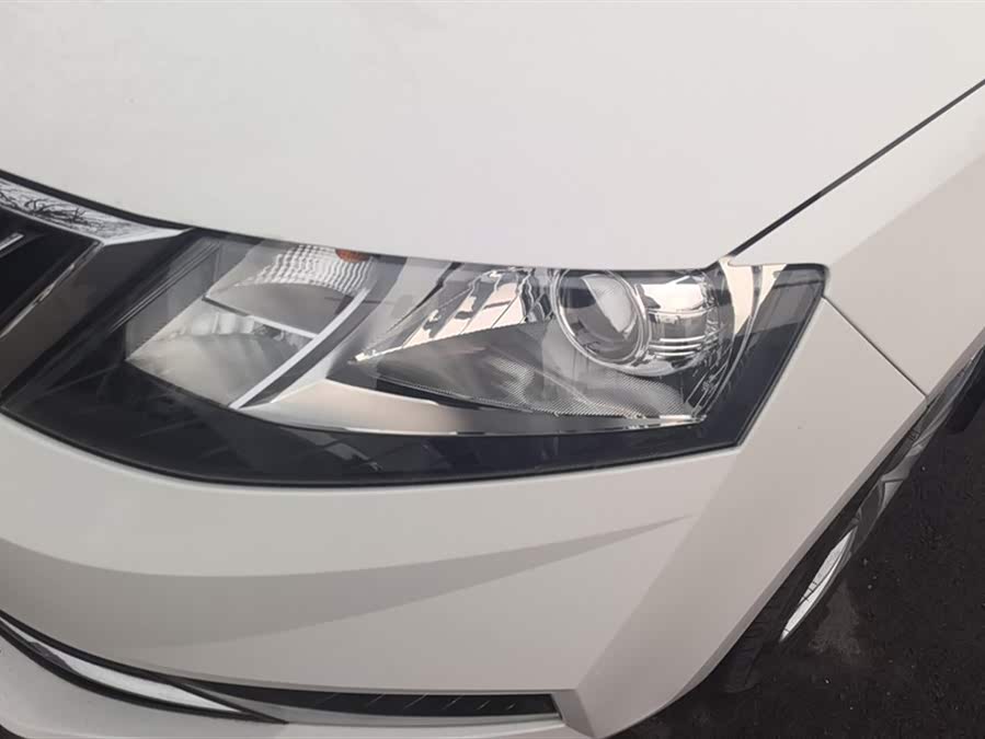 Skoda Rapid 2018 car image #6