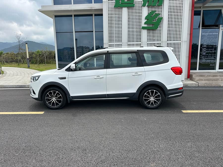 Forthing SX6 2020 #6 Forthing SX6 2020 car image #6