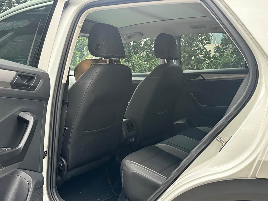 Volkswagen T-Roc 2021 car image #6