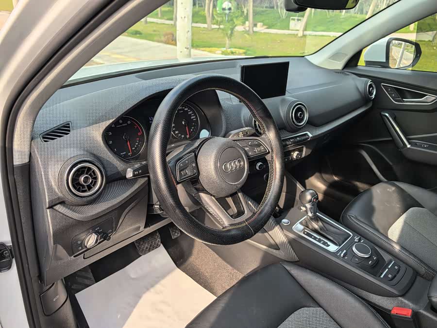 Audi Q2L 2021 car image #6