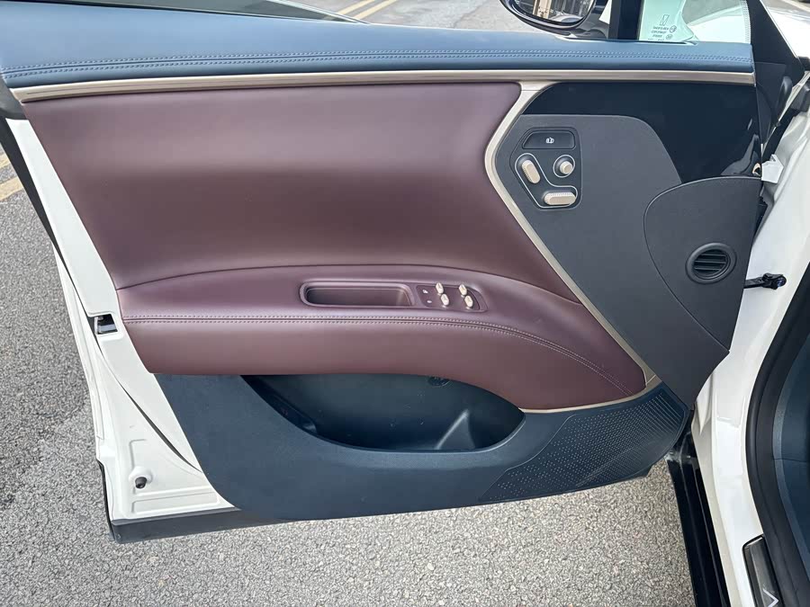 Avatr 11 2023 car image #6