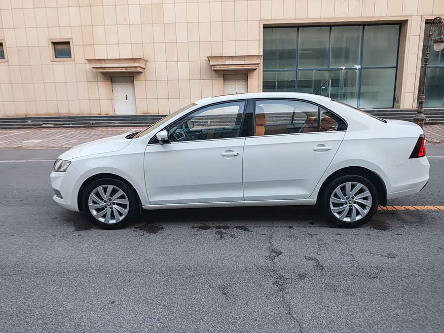 Skoda Rapid 2018 car image #6