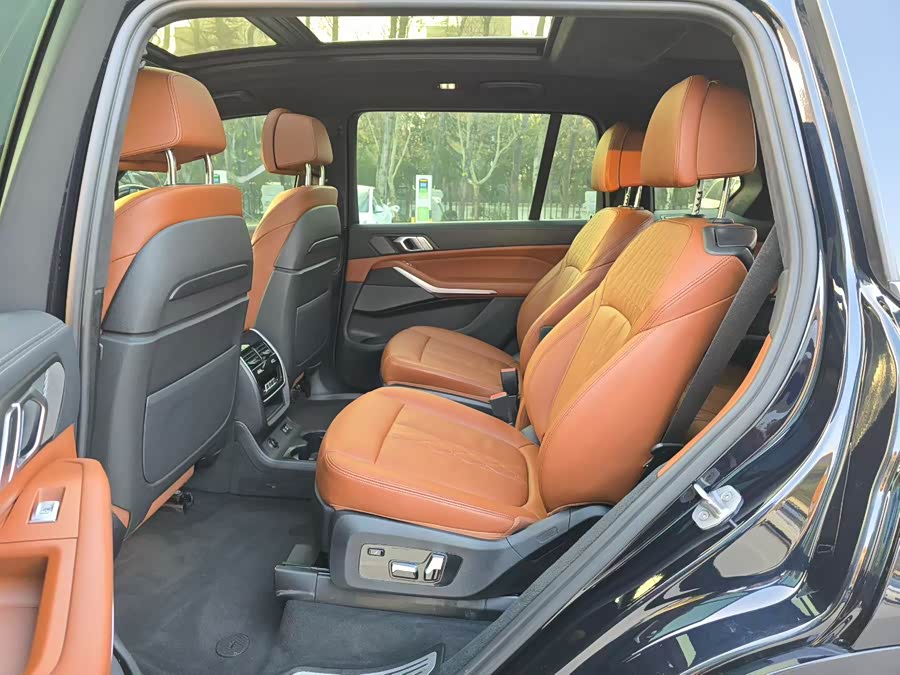 BMW X7 2022 car image #6