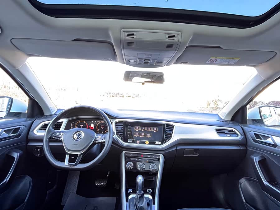 Volkswagen T-Roc 2022 car image #6