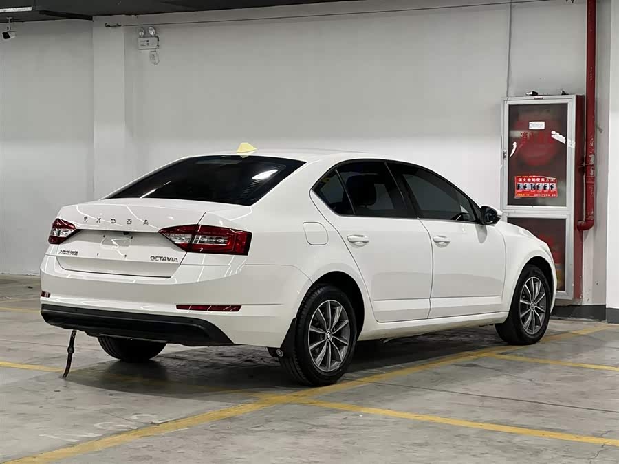 Skoda Octavia 2021 car image #6