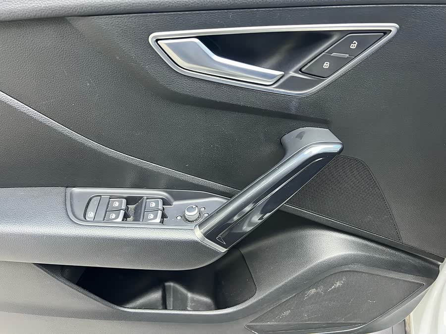 Audi Q2L e-tron 2021 immagine di auto #6