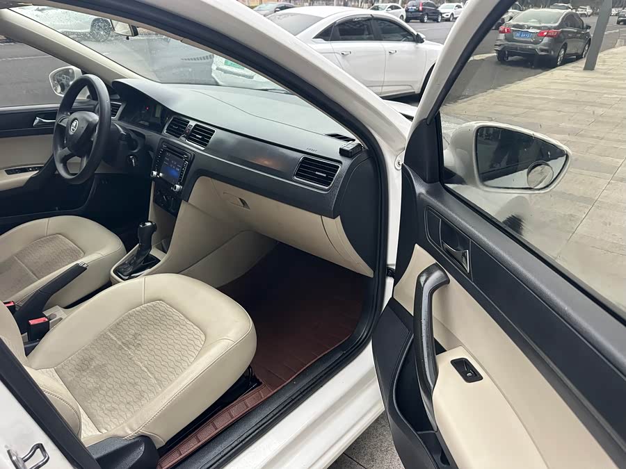 Skoda Rapid 2014 car image #6