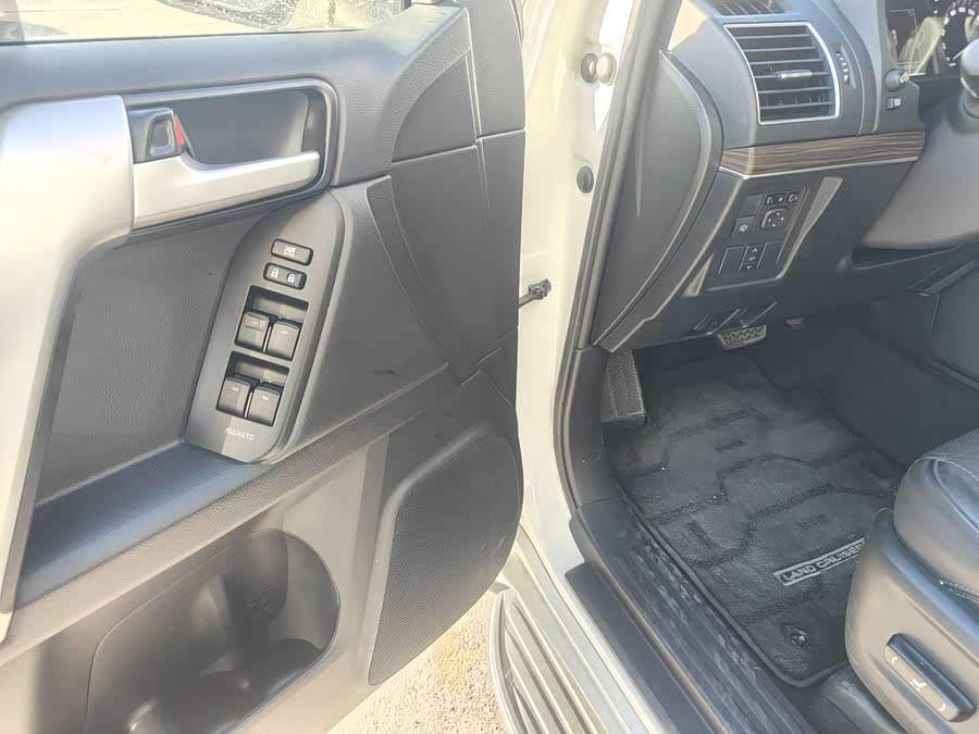 Toyota Land Cruiser Prado 2019 #6 Toyota Land Cruiser Prado 2019 car image #6