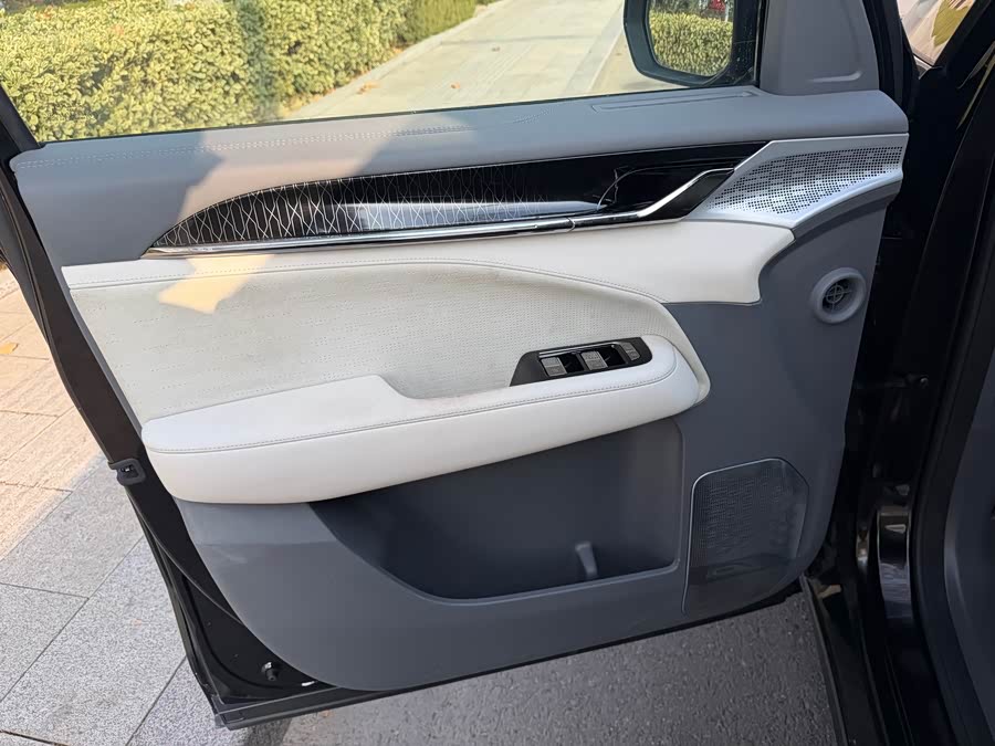 Zeekr 009 2023 car image #6