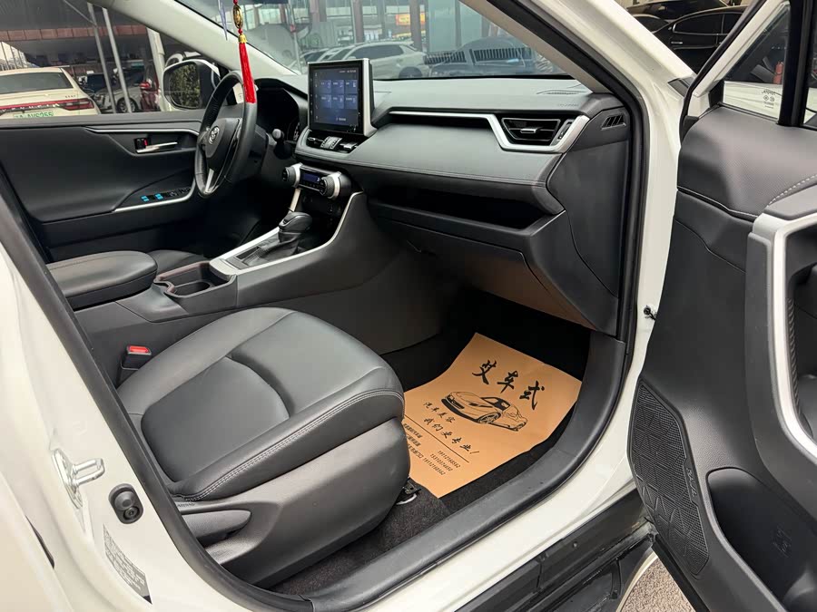 Toyota RAV4 2021 car image #6