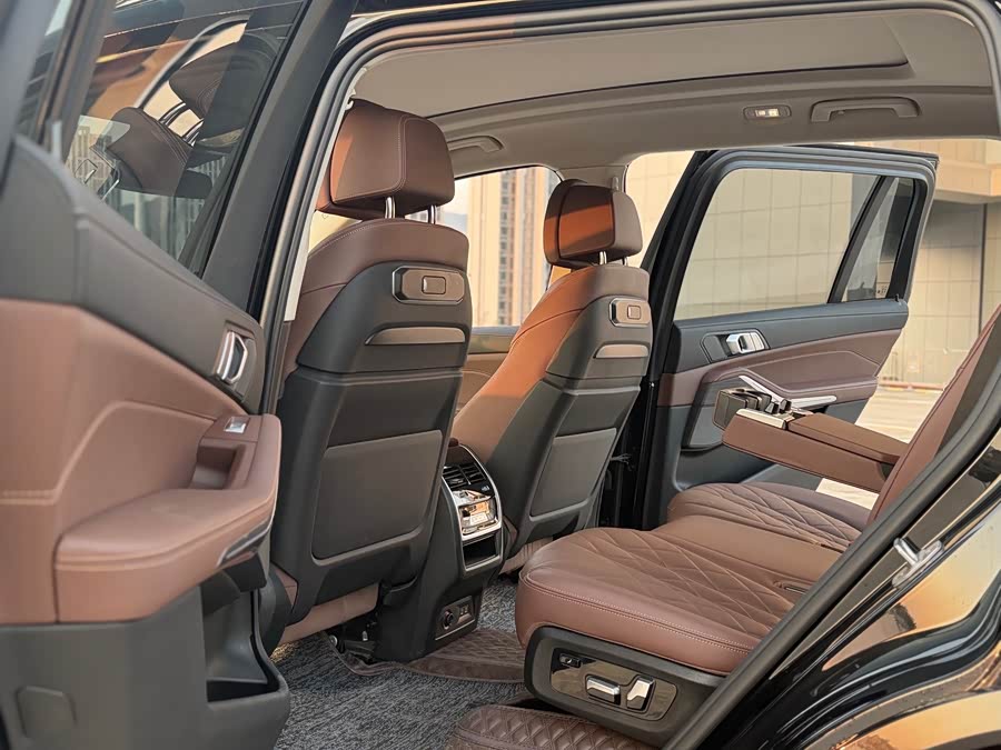 BMW X7 2024 car image #6