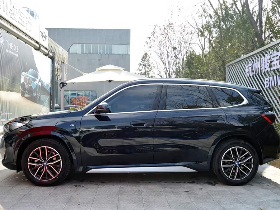 BMW iX1 2025 car image #6