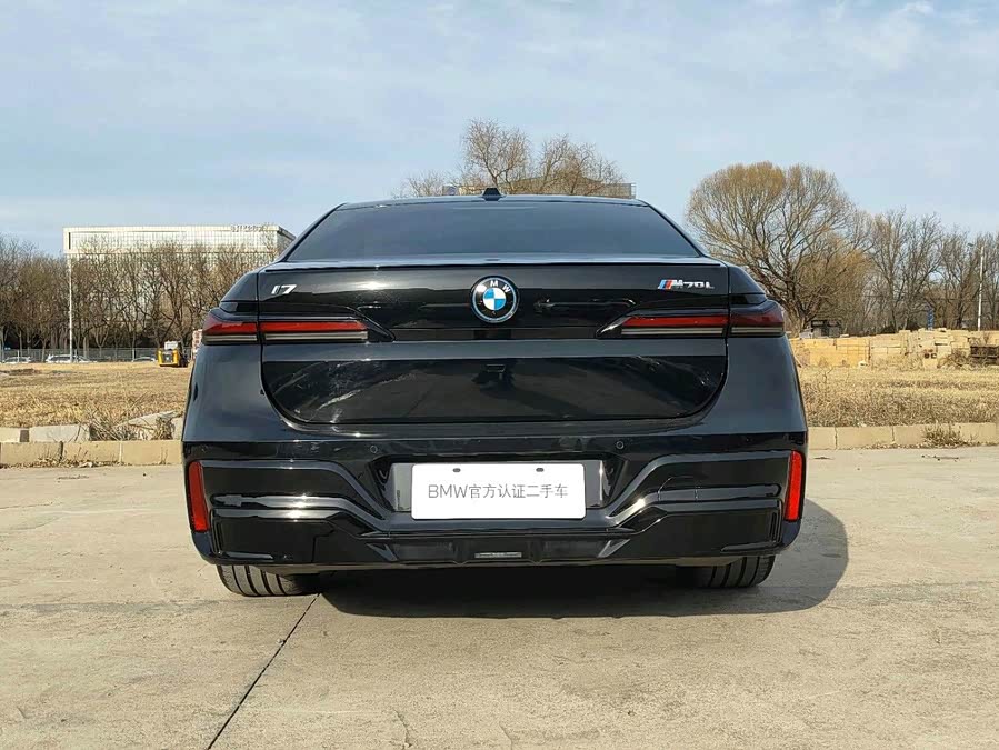 BMW i7 M70L 2025 car image #6