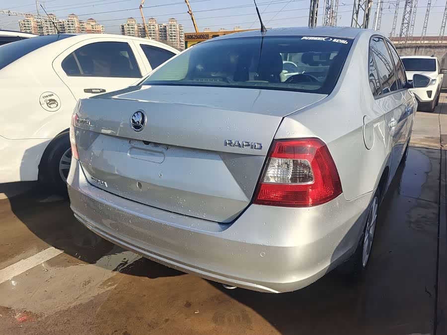 Skoda Rapid 2015 car image #6