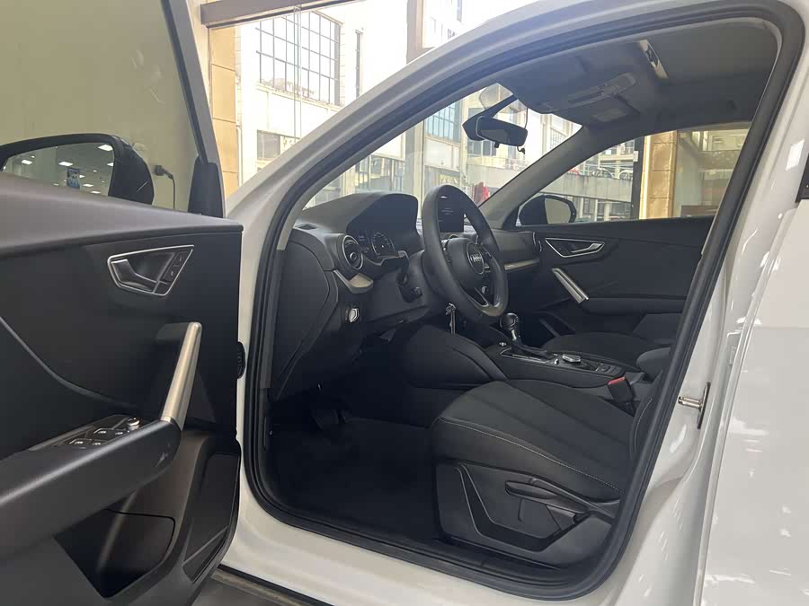 Audi Q2L 2020 car image #6