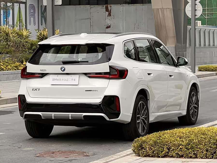 BMW iX1 2025 car image #6