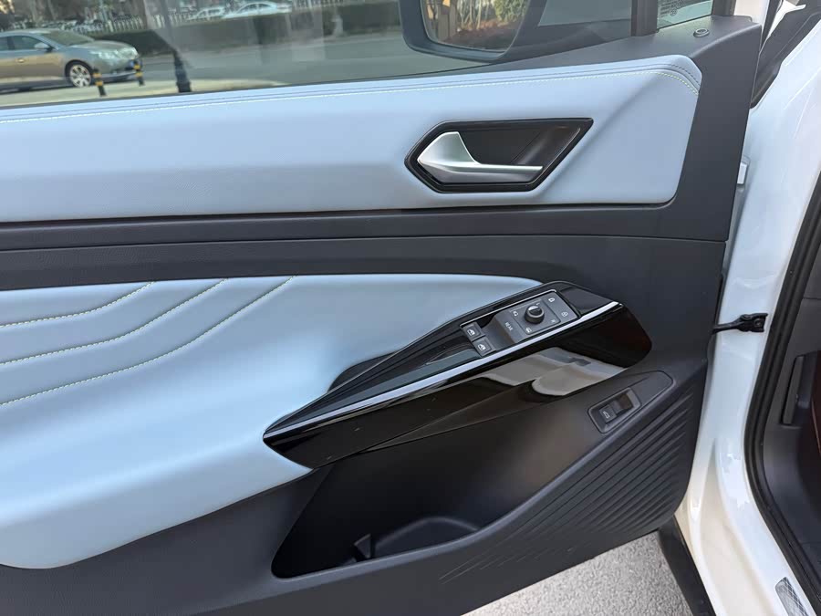 Volkswagen ID.4 X 2025 immagine di auto #6