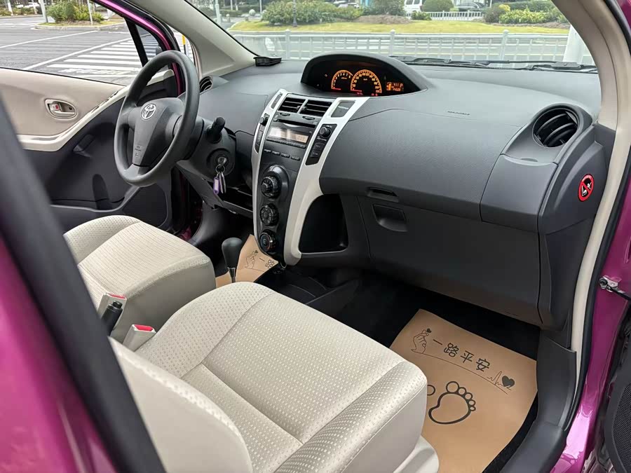 Toyota Yaris 2011 car image #6