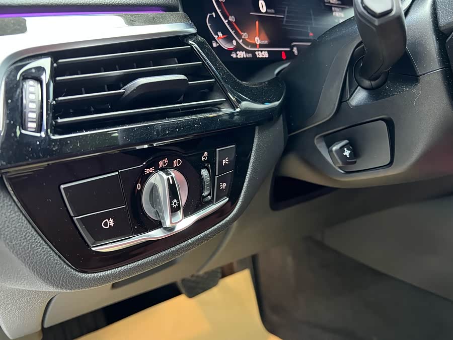 BMW 5 Series 2019 car image #6