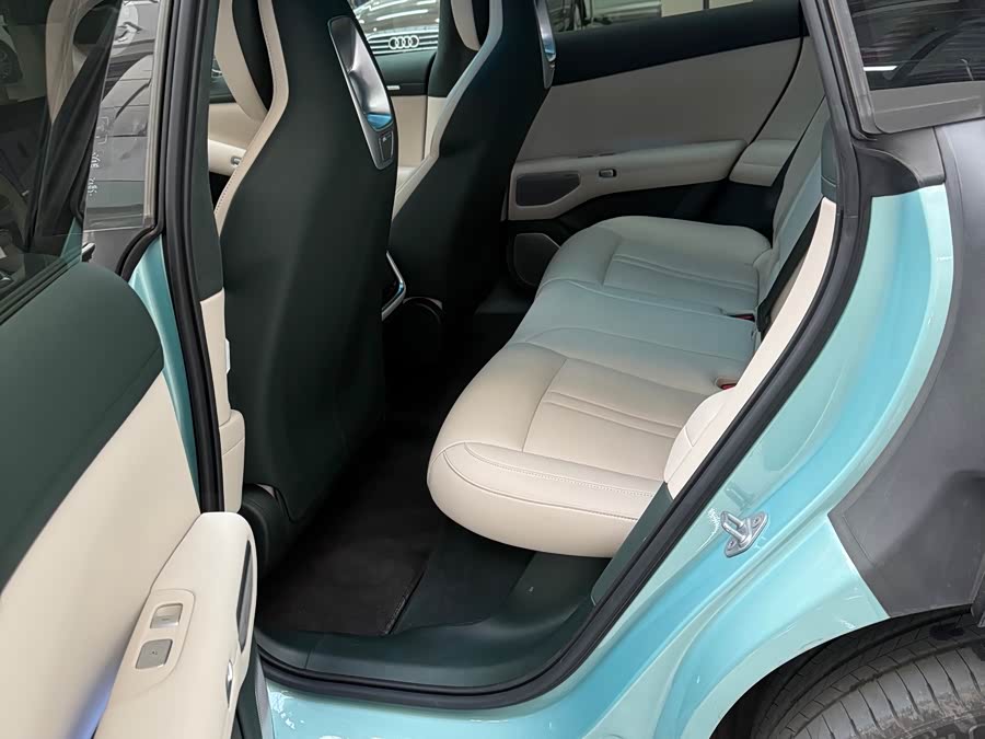 MI YU7 2025 immagine di auto #6