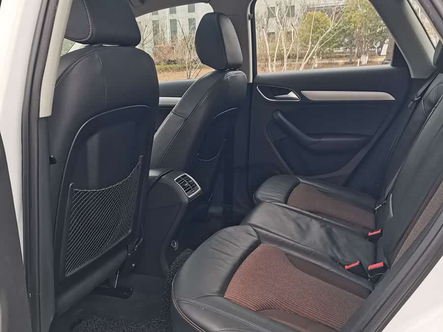 Audi Q3 2016 car image #6