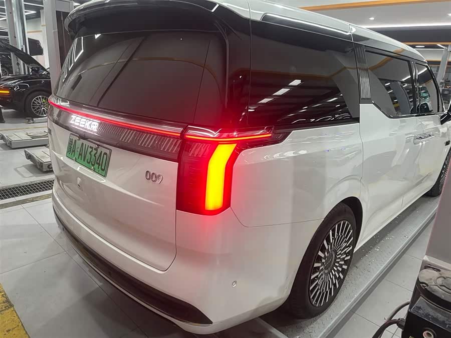 Zeekr 009 2024 car image #6