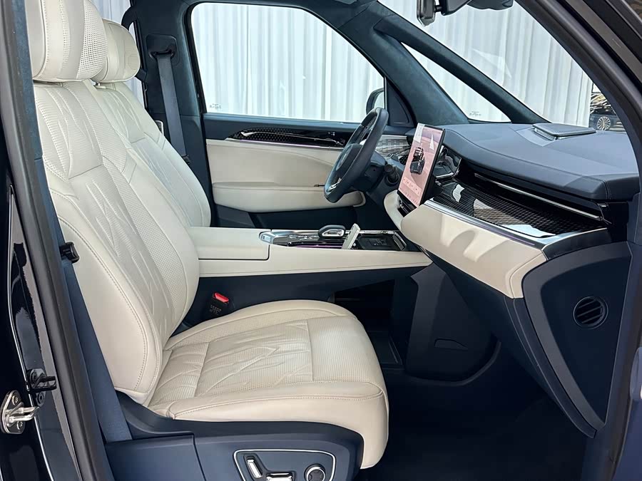 Zeekr 009 2025 car image #6