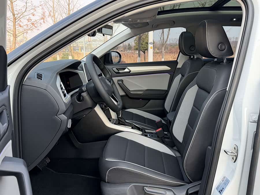 Volkswagen T-Roc 2023 car image #6