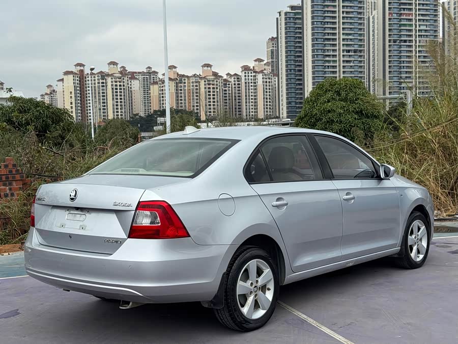 Skoda Rapid 2015 car image #6