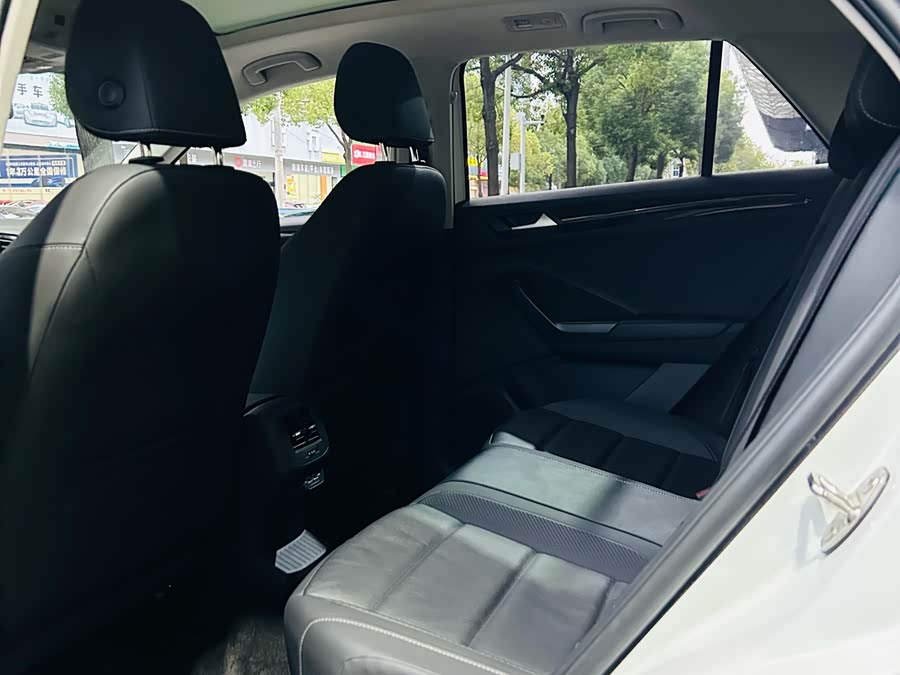 Volkswagen T-Roc 2020 car image #6