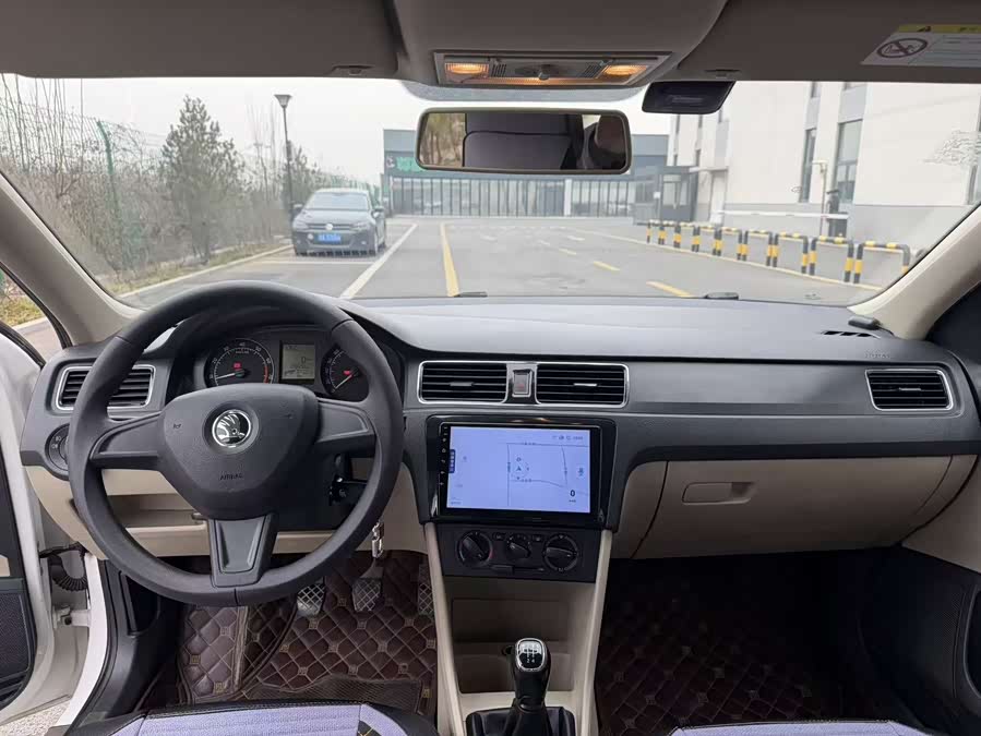 Skoda Rapid 2015 car image #6